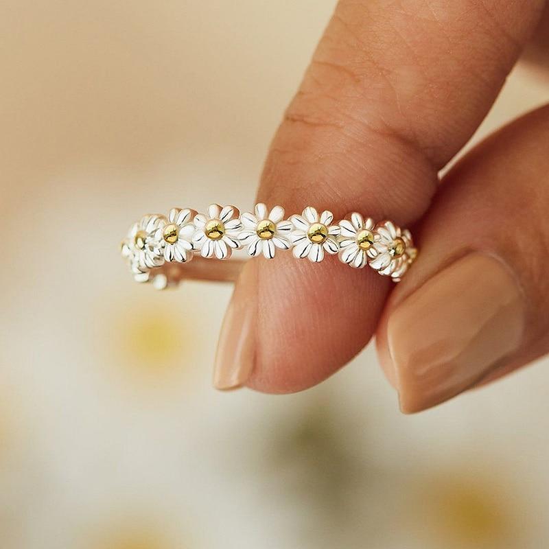Blossom - Adjustable Daisy Ring